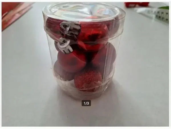 Koker met rode kerstballetjes