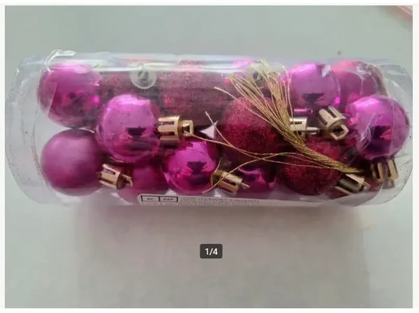 Koker met roze kerstballetjes