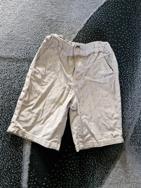 Lichtbruine beige korte broek Maat 122