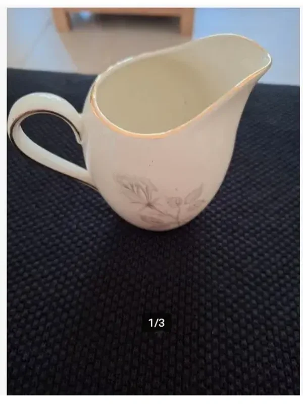 Cremekleurig melkkannetje