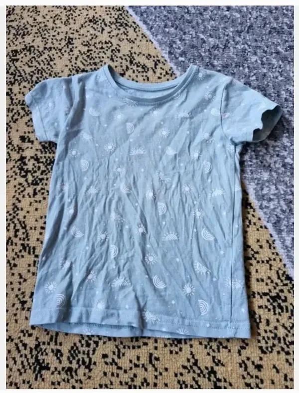 Mintgroen tshirt met zonnetjes en regenbogen maat 98