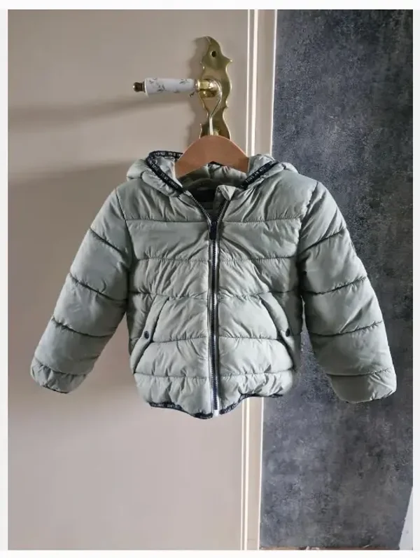 Mintgroene tussen jas met capuchon maat 98
