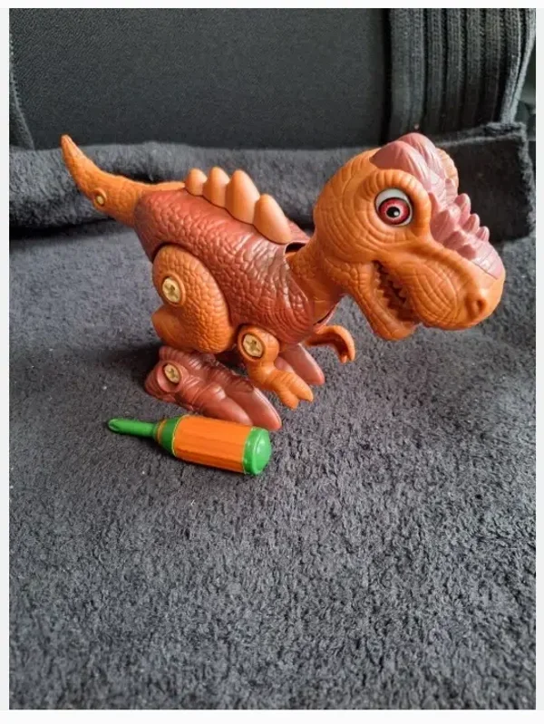 Rood bruine dino met schroevendraaier