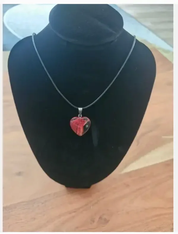 Rood geel doorzichtig hartjes ketting
