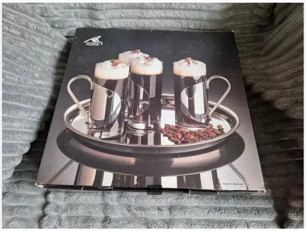 Serveerblad met 4 glazen