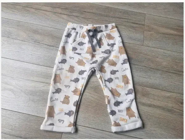 Witte broek met zeehond en beer Maat 86