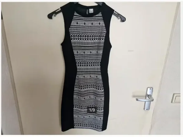 Zwart jurkje met witte bewerkingen Maat xs (32)