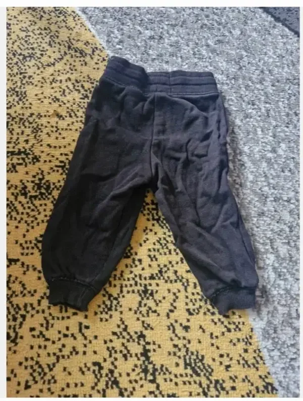 Zwarte joggingsbroek maat 68