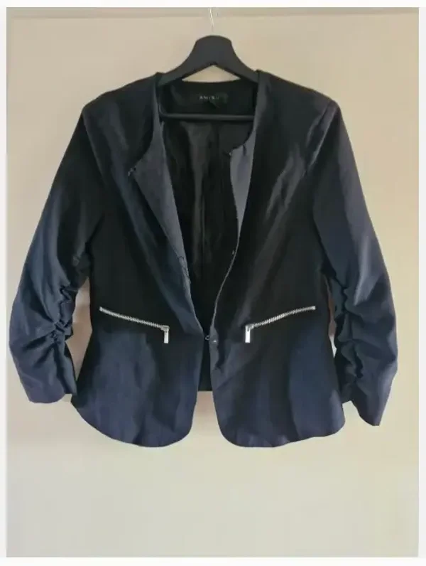 Zwarte nette blazer met ritsjes maat 38
