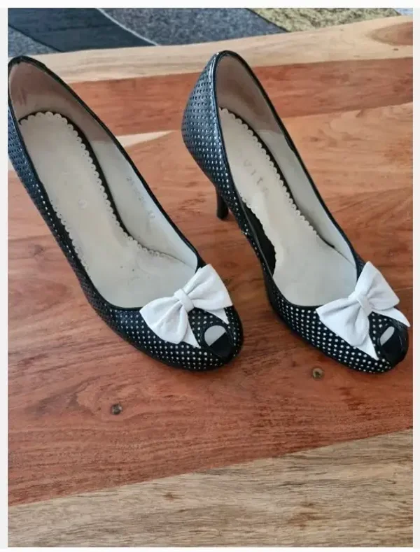 Zwarte pumps maat 38 met witte strik