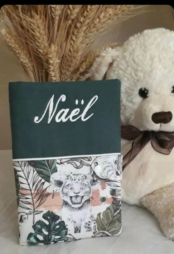 Carnet de santé brodé