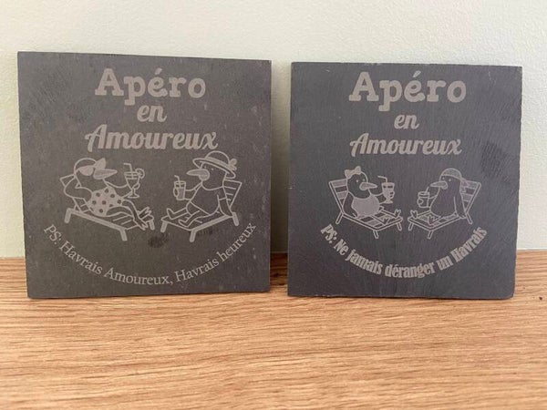 Ensemble de deux dessous de verre gravés en ardoise