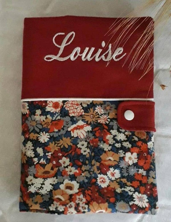Carnet de santé brodé