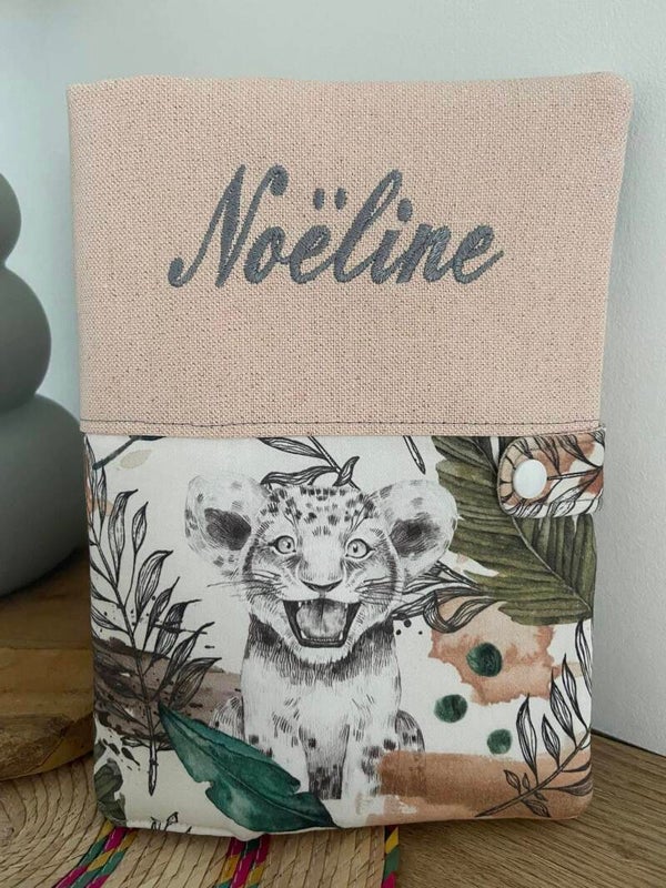 Carnet de santé brodé