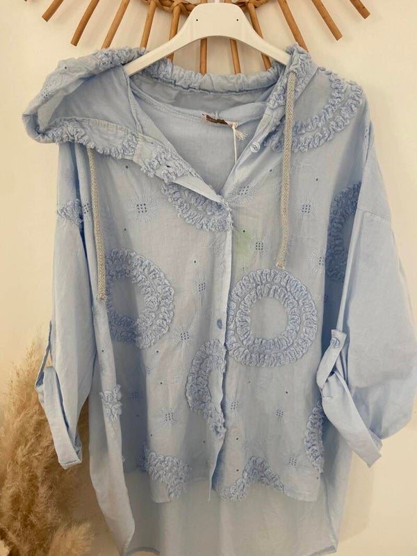 Chemise bleu ciel avec capuche