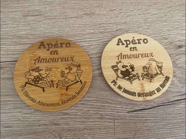 Ensemble de deux sous-verre en bois gravés Apéro en Amoureux