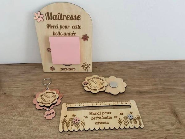 Ensemble en bois gravé pour Maîtresse