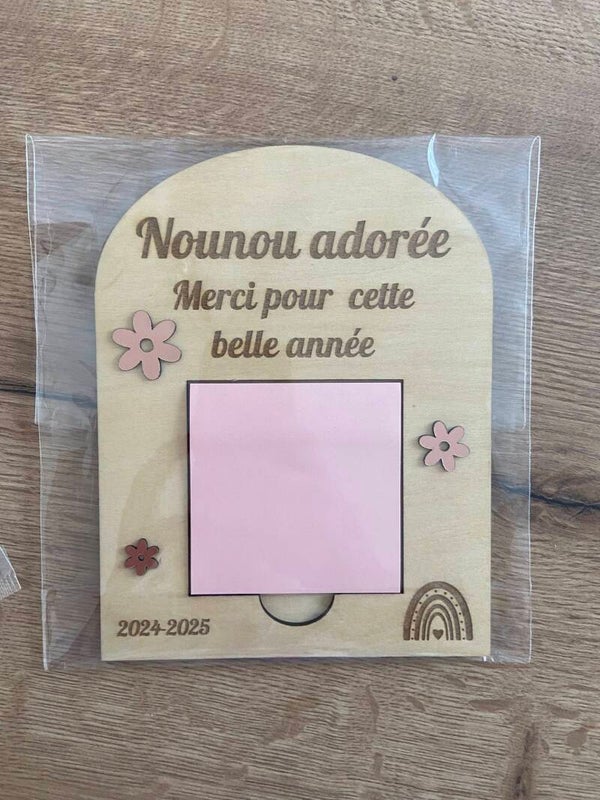 Grand support en bois gravé "Nounou adorée"