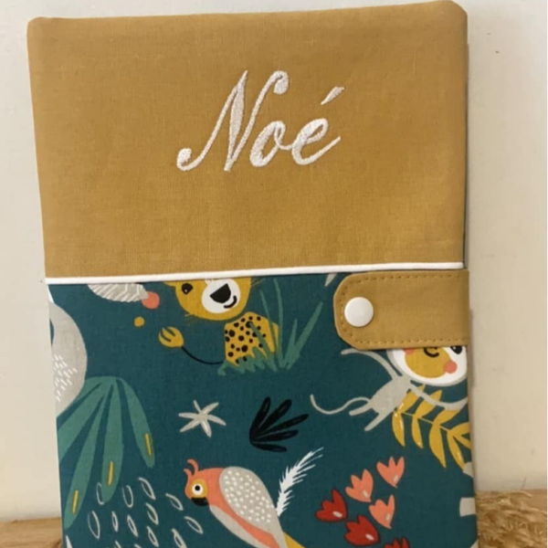 Carnet de santé brodé