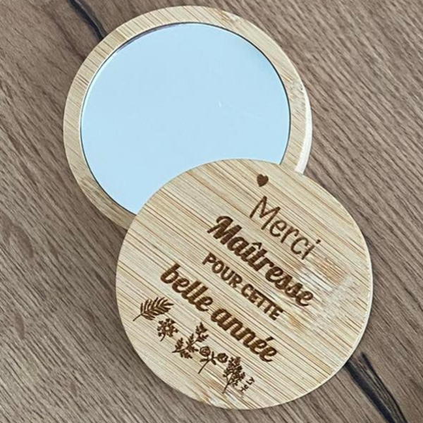 Miroir en bois gravé