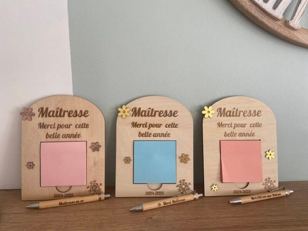 Support en bois gravé pour post it