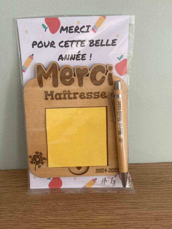 Petit support à post-it en bois gravé Merci Maîtresse avec son stylo gravé
