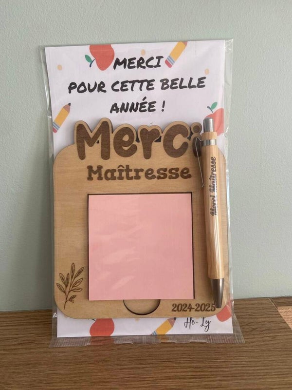 Petit support  pour post it en bois gravé Merci Maîtresse avec son stylo gravé