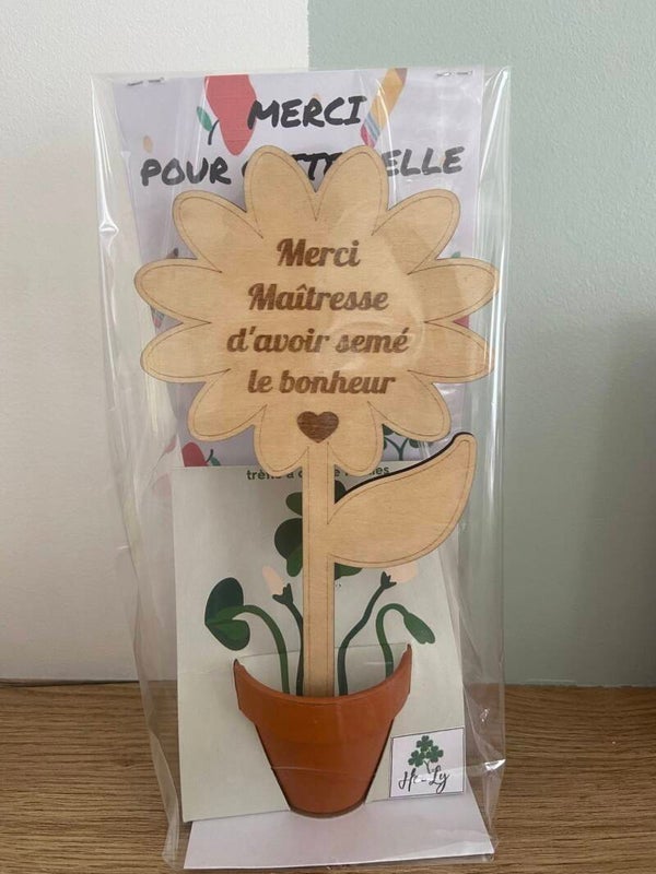 Petit pot de fleurs avec graines accompagné de sa fleur en bois, gravée, personnalisable