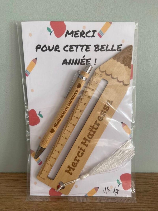 Règle en bois gravée en forme de crayon