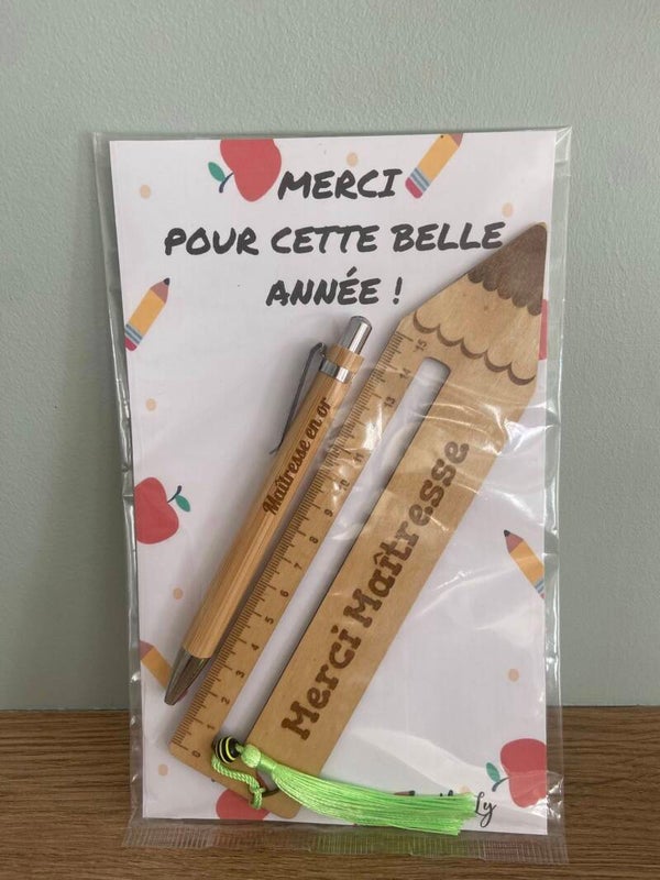 Règle en bois gravée en forme de crayon