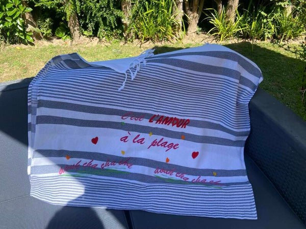 Serviette de plage brodée