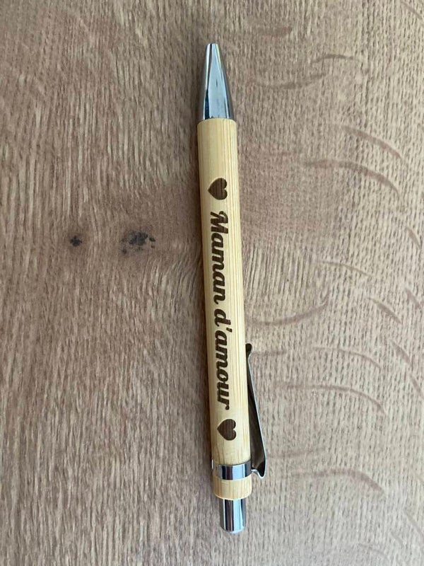 Stylos en bois gravé