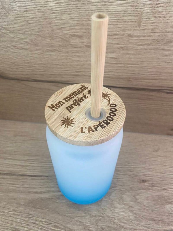 Verre à cocktail avec son couvercle en bois gravé et sa paille en bois
