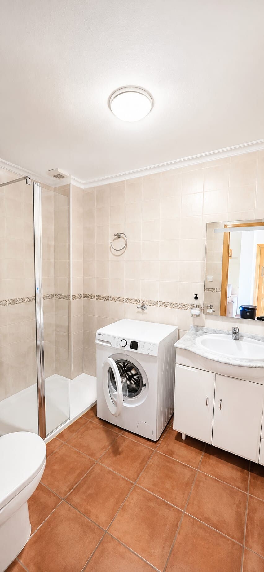 De badkamer van het appartement in Torrevieja