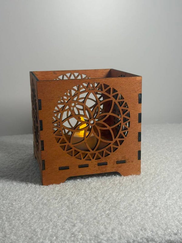 Teelichthalter aus Sperrholz – handgefertigt, 12,5 × 12,5 × 12,5 cm