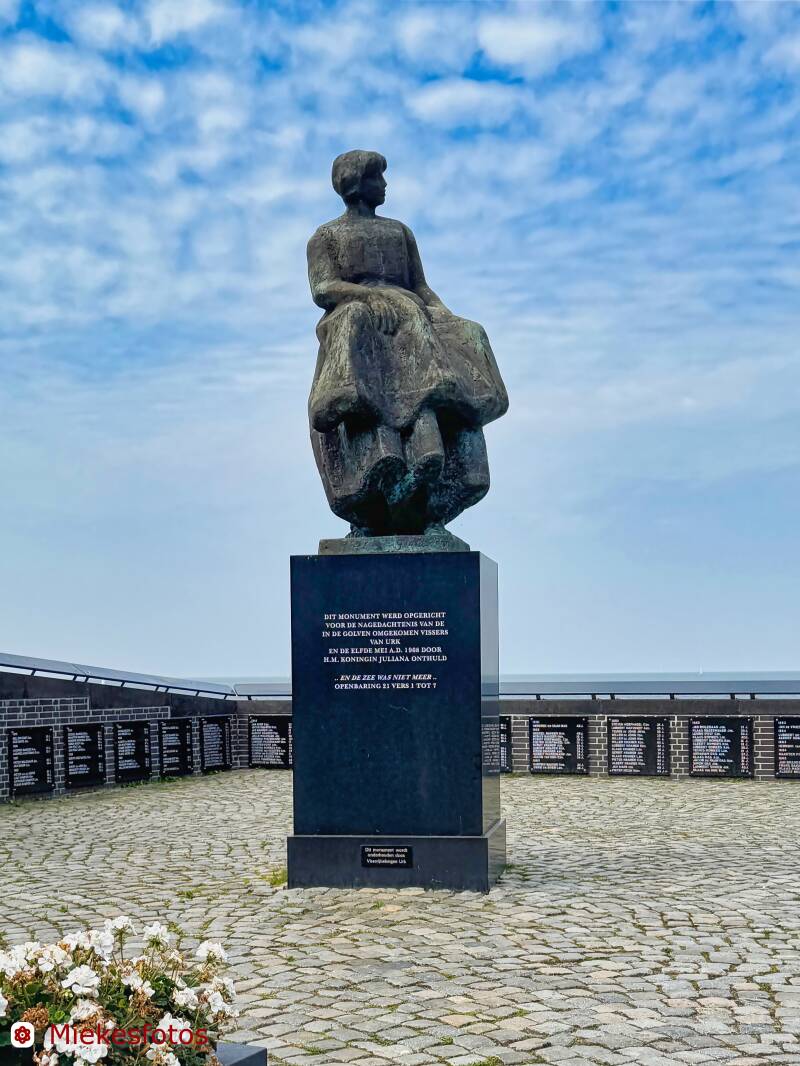 2025-08-09-urk-monument-verdronken-zeelui-standard.jpg