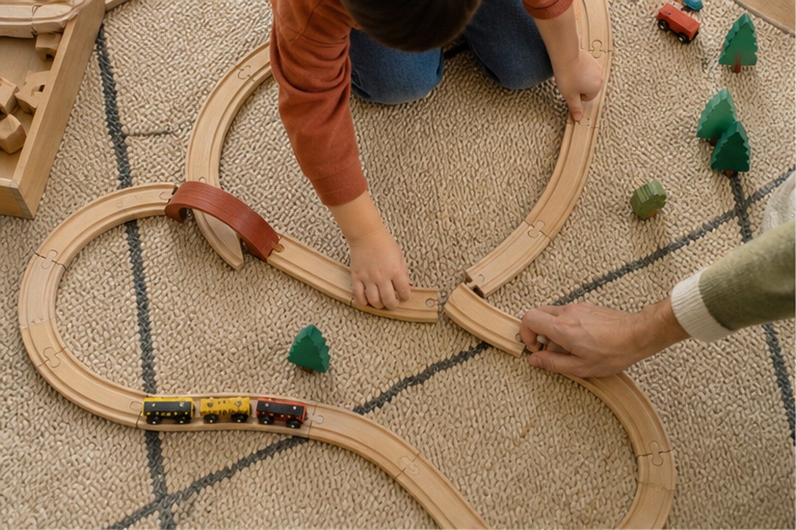 Un niÃ±o juega con piezas de colores