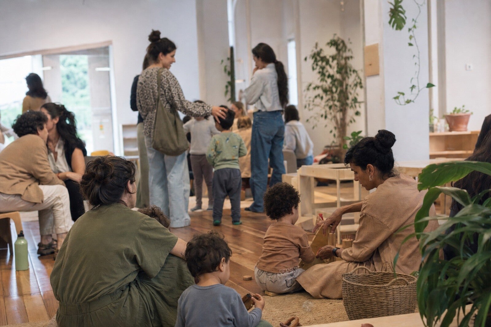 Personas adultas y niÃ±os pasean juntos