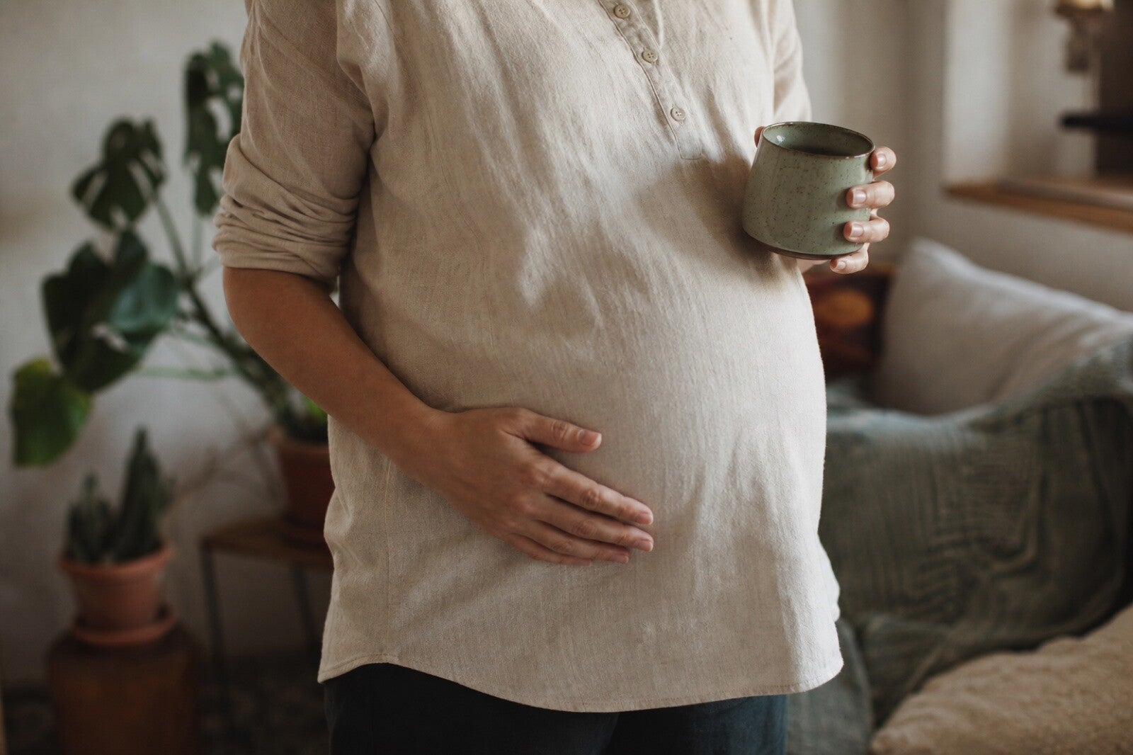 Una persona cuida de un bebÃ©