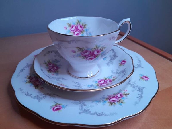 Royal Kent Sammeltasse Sammelgedeck 70er Jahre original vintage England Britain Königlich gold weiß Barock Blümchen