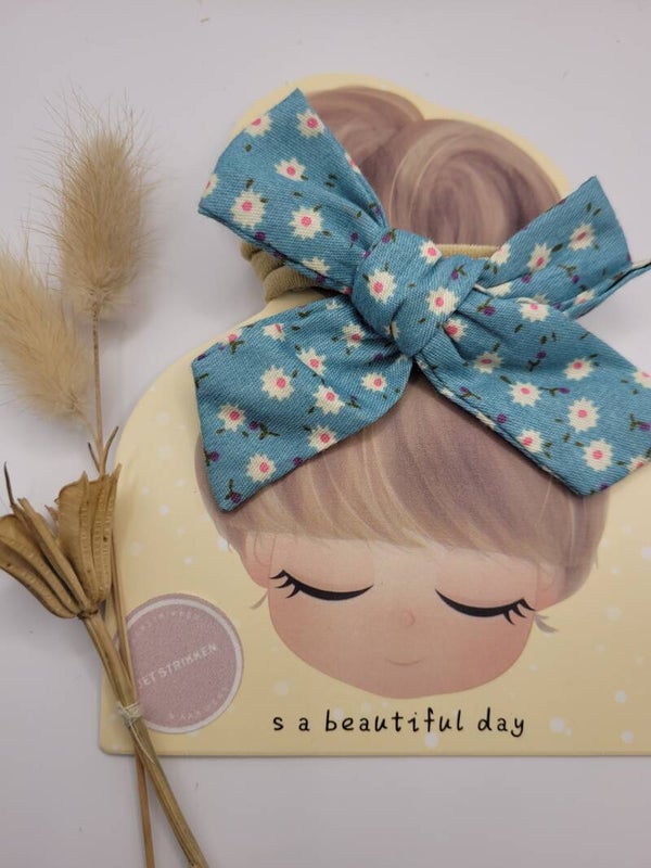 Een bruine strik (haarbandje)