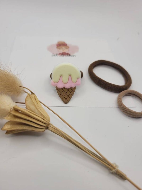 Haarelastiek! En weetje wat leuk is? Je krijgt er 2 elastiekjes bij in verschillende maten. Zo past het elastiekje altijd!