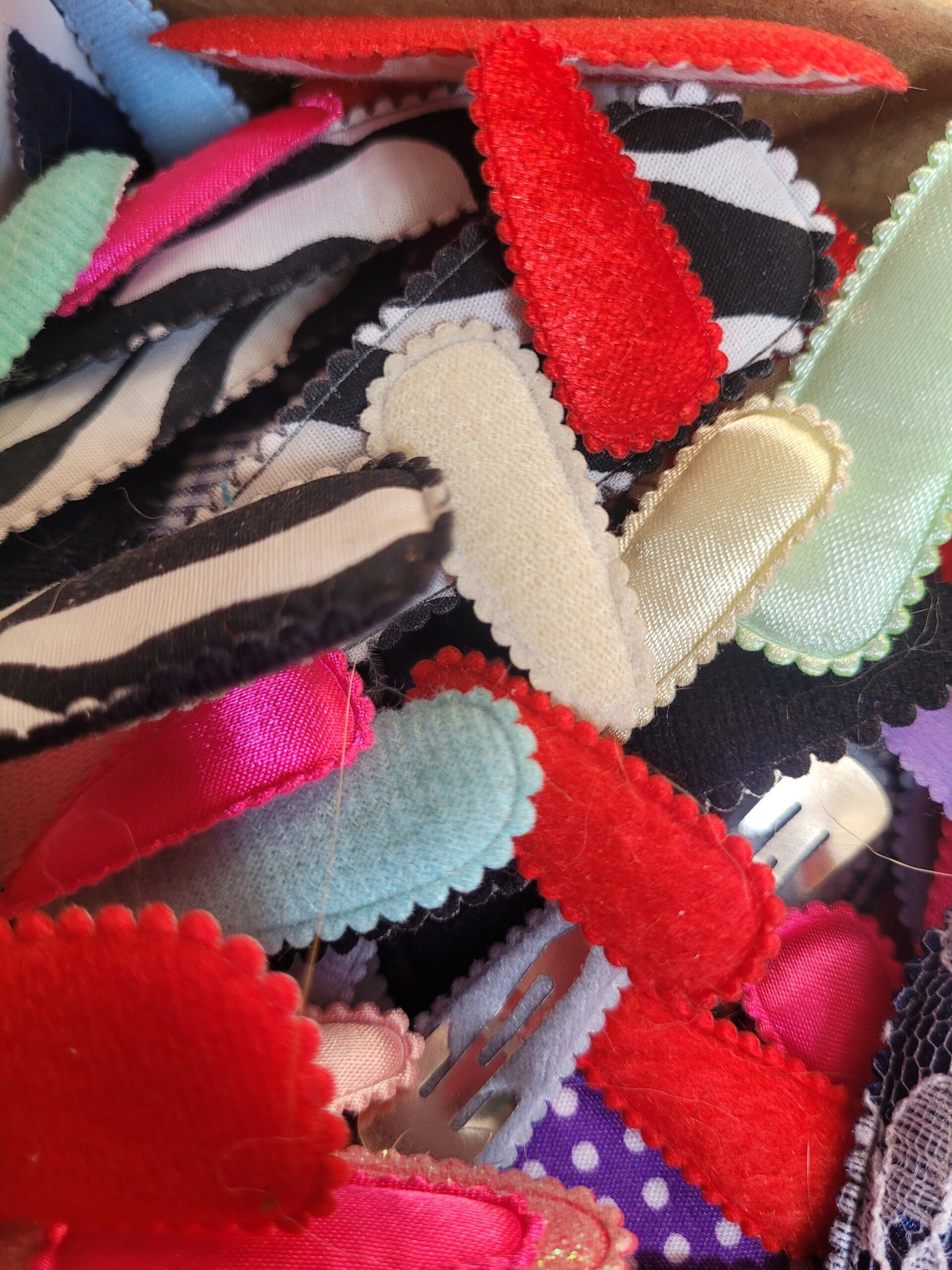 Ongeveer 50 klikklakhoesjes