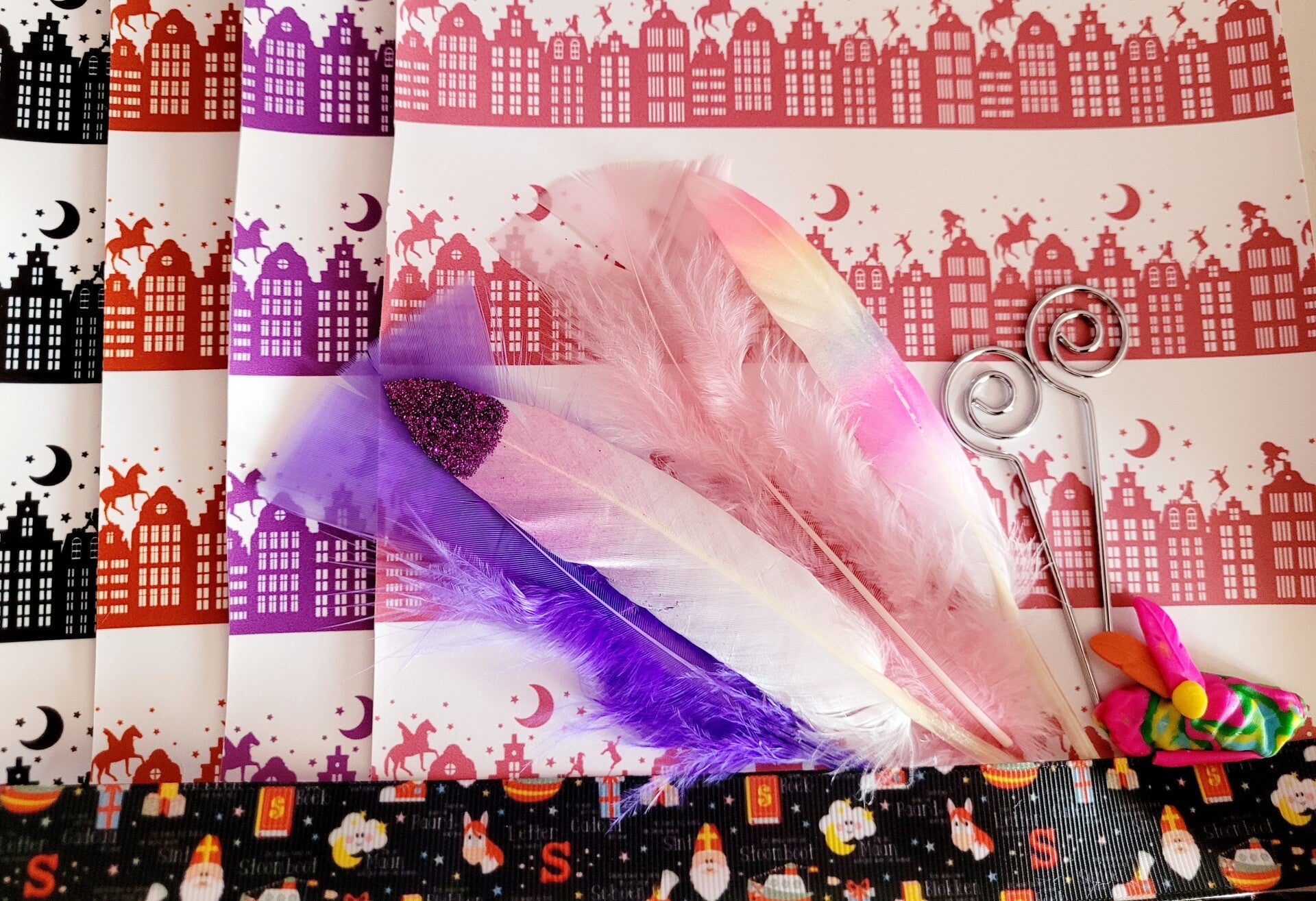 4 sinterklaas leertjes, 4x veer, 2x stafjes, 1 fimo, lint