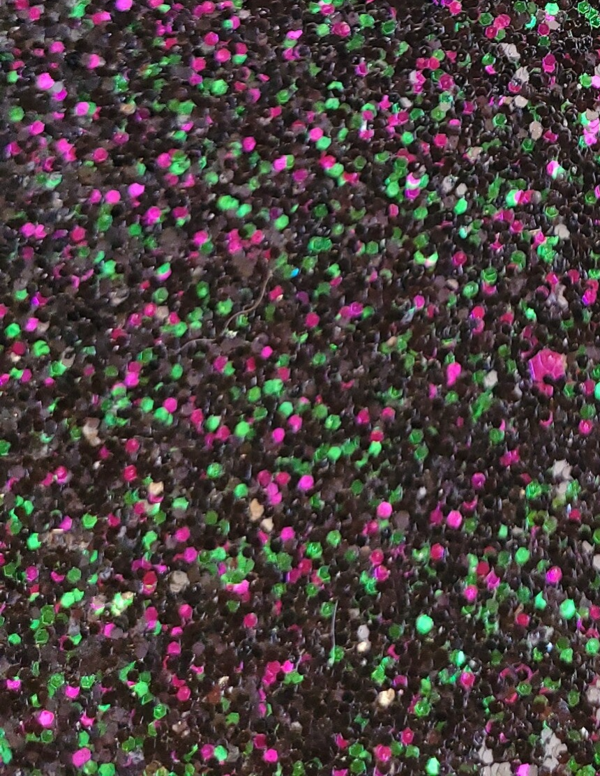 Zwart met groen en paars