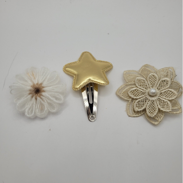 Bloemen zitten op een alligatorclip en ster op eem 5cm klikklakspeldje