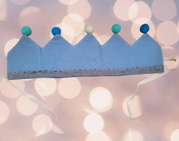 Kroontje voor elke leeftijd, met een lint aan de achterkant vast te maken. Je kan een cijfer er los bij kopen voor een mooi verjaardagskroontje