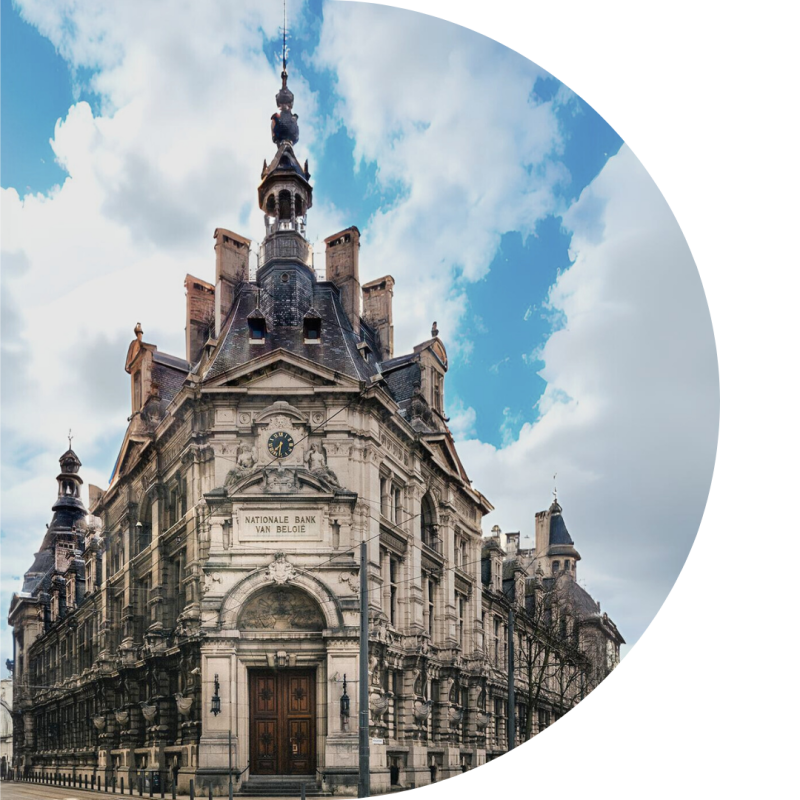 Donum is gevestigd in één van de mooiste historische gebouwen van Antwerpen, de voormalige Nationale Bank van België. Op het gelijkvloers, op een oppervlakte van 1500m2 vindt u een belevingsruimte vol interieurinspiratie. 