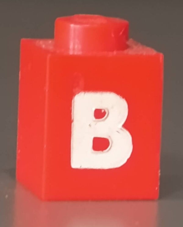 1x1 red brick with letter