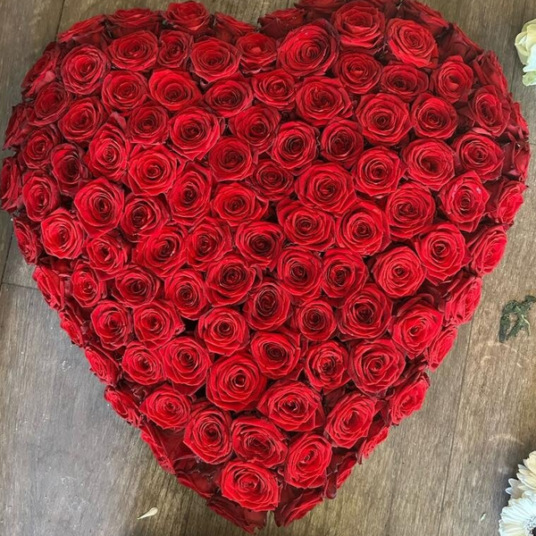 Rouwbloemstuk dicht hart